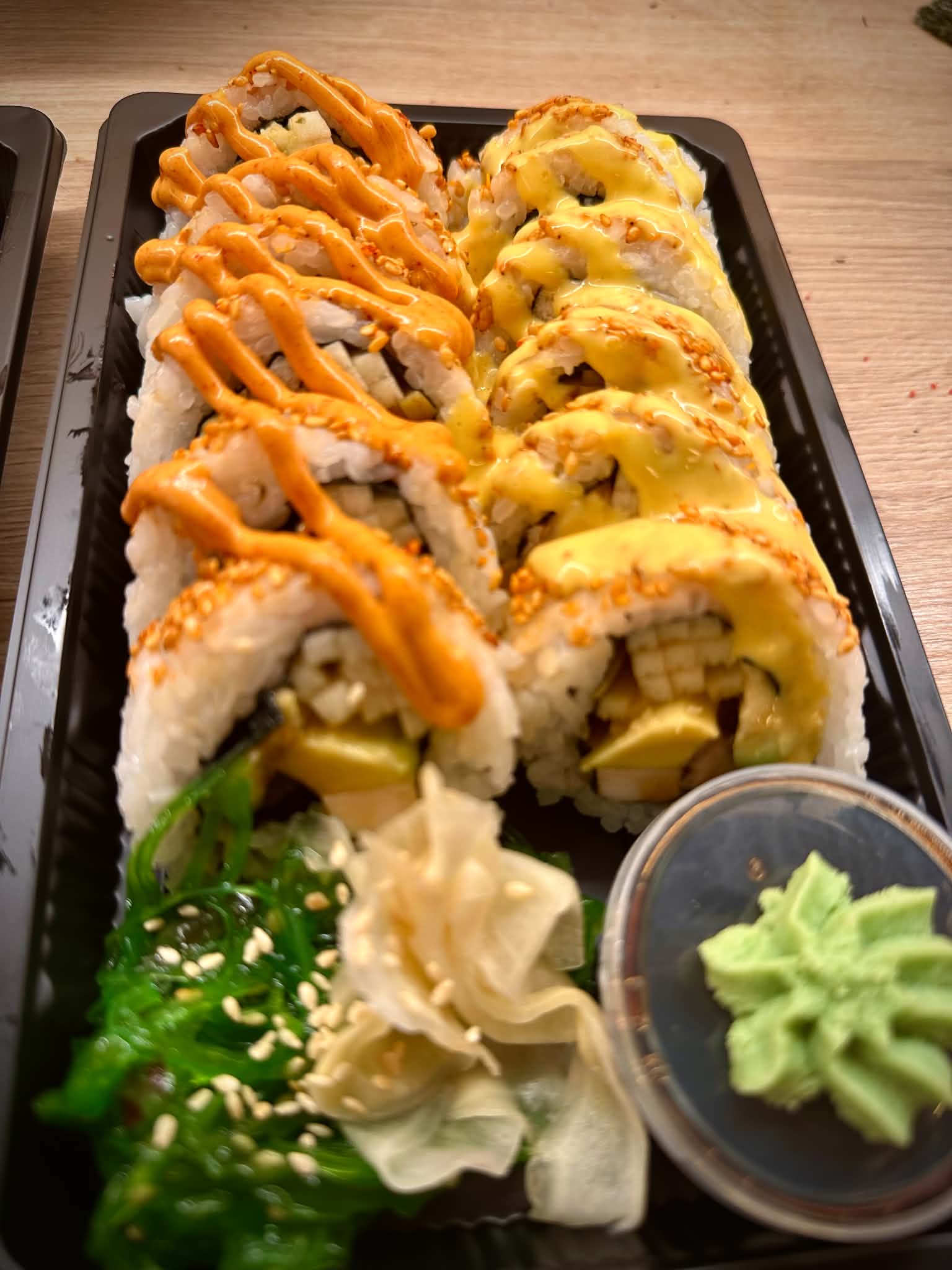 Uramaki kylling med eple, avokado, spicy mayo og mango mayo